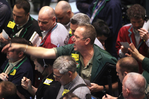 <YONHAP PHOTO-0382> NEW YORK, NY - MARCH 31: Traders work in the crude oil options pit on the floor of the New York Mercantile Exchange on March 31, 2011 in New York City. The price of oil leapt to a 30-month high on Libya fears to close over $106 per barrel. Mario Tama/Getty Images/AFP== FOR NEWSPAPERS, INTERNET, TELCOS & TELEVISION USE ONLY == /2011-04-01 07:22:19/ <저작권자 ⓒ 1980-2011 ㈜연합뉴스. 무단 전재 재배포 금지.>
Traders work in the crude oil options pit on the floor of the New York Mercantile Exchange on Thursday in New York City.  AFP-Yonhap News
Traders work in the crude oil options pit on the floor of the New York Mercantile Exchange on Thursday in New York City.  AFP-Yonhap News