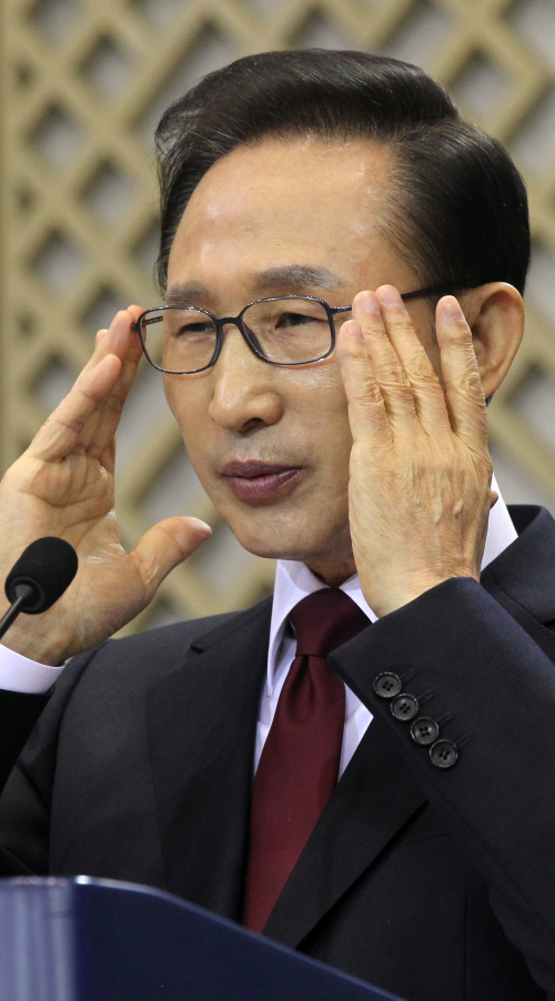 <YONHAP PHOTO-1097> 안경 고쳐쓰는 李대통령 (서울=연합뉴스) 전수영 기자 = 정부의 동남권 신공항 건설 백지화 결정에 대한 입장 설명에 나선 이명박 대통령이 1일 오전 청와대 춘추관에서 기자회견 도중 안경을 고쳐 쓰고 있다. 2011.4.1 swimer@yna.co.kr/2011-04-01 11:27:31/ <저작권자 ⓒ 1980-2011 ㈜연합뉴스. 무단 전재 재배포 금지.>
President Lee Myung-bak
President Lee Myung-bak