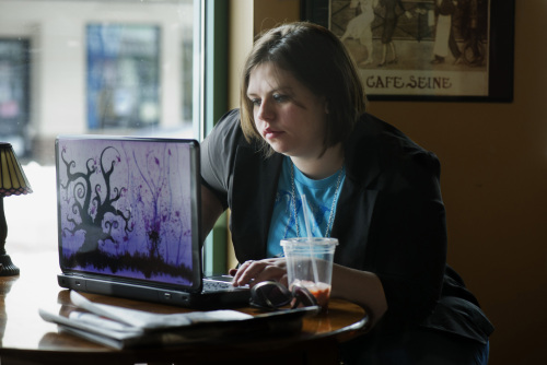 Amanda Hocking works on her laptop at a coffee shop on Austin’s Main Street. MCT 아만다 호킹(Amanda Hocking) 작가(미국)/Vampire writer becomes millionaire