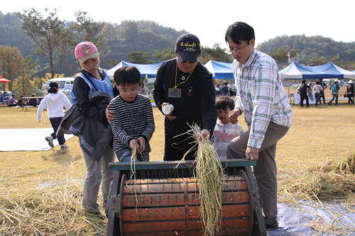 A family learns about agricultural life at a farm where they buy their food. (iCOOP Korea)
Consuming less, a way to live a healthy urban life / 친환경적 생활