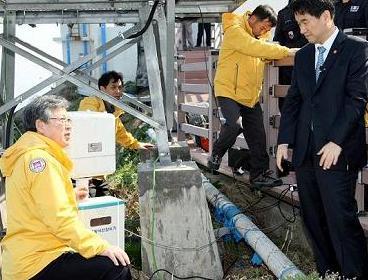 Education, Science and Technology Minister Lee Ju-ho (right) looks at a radiation monitor in Dokdo on Friday.이주호 교육과학기술부 장관/Minister visits Dokdo with radiation monitor