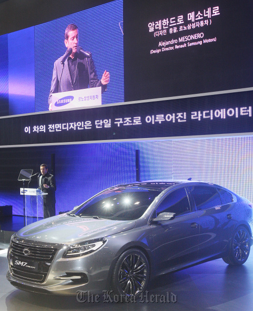 Renault Samsung design director Alejadro Mesonero introduces the new SM7 show car at the Seoul Motor Show on Thursday.  Yonhap News