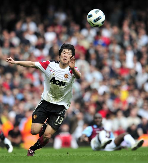 <YONHAP PHOTO-1602> Manchester United's South Korean midfielder Park Ji-Sung chases the ball during the English Premier League football match between West Ham United and Manchester United at the Boleyn Ground, Upton Park, in East London, England, on April 2, 2011. AFP PHOTO/GLYN KIRK FOR EDITORIAL USE ONLY Additional licence required for any commercial/promotional use or use on TV or internet (except identical online version of newspaper) of Premier League/Football League photos. Tel DataCo +44 207 2981656. Do not alter/modify photo. /2011-04-02 23:35:24/ <저작권자 ⓒ 1980-2011 ㈜연합뉴스. 무단 전재 재배포 금지.>
Manchester United midfielder Park Ji-sung challenges for the ball against West Ham United.  AFP-Yonhap News