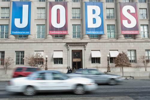 <YONHAP PHOTO-2772> (FILES) This February 22, 2011 file photo shows a banner reading "Jobs" hanging on thre facade of the US Chamber of Commerce in Washington,DC. The US Labor Department is expected to report a forceful rise in hiring on April 1, 2011, when it releases its unemployment survey for March. Economists expect 203,000 private jobs were created during the month, providing further evidence that the world's largest economy is on the mend. "The case that the labor market has strengthened in a meaningful way continues to grow more compelling," said Stephen Stanley, chief economist at Pierpont Securities. AFP PHOTO/Nicholas KAMM /2011-04-01 22:25:07/ <저작권자 ⓒ 1980-2011 ㈜연합뉴스. 무단 전재 재배포 금지.>
A banner reading “Jobs” hanging at the U.S. Chamber of Commerce in Washington, D.C.  AFP-Yonhap News