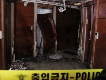 (A man set off an unspecified explosive at an apartment in Busan early Sunday, killing himself and wounding two police officers. Yonhap News)