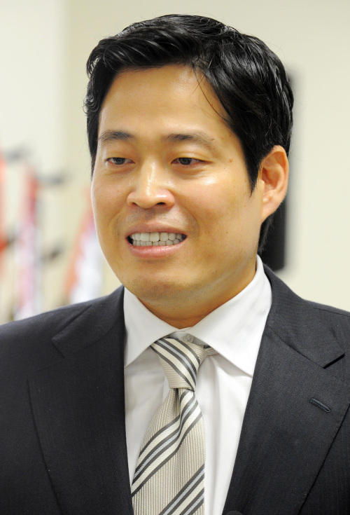 상하이 이마트 11호점 차오안점 오픈 <br />29일 상하이 이마트 11호점 차오안점 오픈기자간담회가 열린 창장점에서 정용진 신세계 부회장이 기자들의 질문에 답하고 있다. <br />/상해=정희조 기자 checho@  20080429