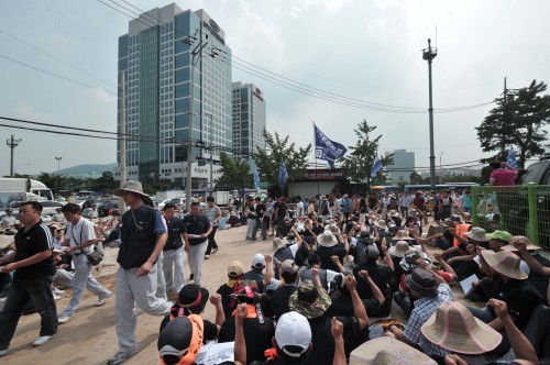 23일 기아자동차노조의 파업으로 노조원들이 양재둥 기아자동차 본사앞에서 전국5개지부 연합으로 파업시위를 하고 있다.<br alt=
