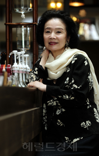 프랑스서 부부함께 ‘레종 도뇌르’ 훈장 윤정희, “내 45년 연기 인생 인정받아 기뻐”
