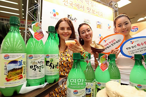 Models promote Makgeolli, Korean rice wine. (Yonhap News)