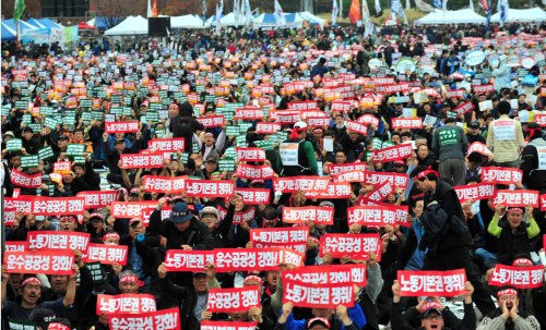 8일 서울 여의도 공원에서 민주토토사이트 경찰 조회 전국 노동자대회가 열려 조합원들이 '복수노조 허용'과 '전임자 임금 지급 금지' 등을 주장하며 구호를 외치고 있다.<br />김명섭 기자 msiron@