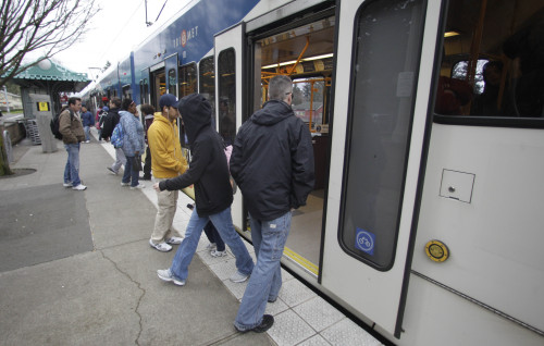 <YONHAP PHOTO-0368> People board at TriMet light rail stop at 162nd Avenue Wednesday, March 30, 2011, in Portland, Ore. Since November, at this light rail stop the regional transit department has approved the playing of classical music in an effort to ward off the kind of crimes that happen when people just hang around. A bill making its way through the Oregon Legislature would expand the program to all light rail stops in Clackamas, Washington and Multnomah counties deemed high-crime areas by police or residents. (AP Photo/Rick Bowmer)/2011-04-03 05:50:38/ <저작권자 ⓒ 1980-2011 ㈜연합뉴스. 무단 전재 재배포 금지.>
People board at TriMet light rail stop at 162nd Avenue on March 30 in Portland, Oregon.  AP-Yonhap News