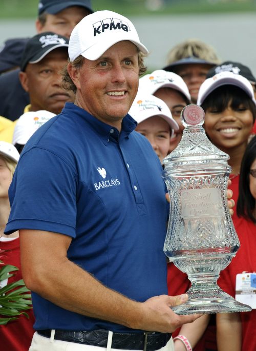 <YONHAP PHOTO-0345> Phil Mickelson holds the championship trophy after winning the Houston Open PGA Tour golf tournament on Sunday, April 3, 2011, in Humble, Texas. Mickelson won the tournament with a 20-under par 268. (AP Photo/Dave Einsel)/2011-04-04 07:24:29/ <저작권자 ⓒ 1980-2011 ㈜연합뉴스. 무단 전재 재배포 금지.>
Phil Mickelson celebrates with the championship trophy.  AP-Yonhap News