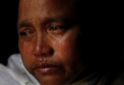 <YONHAP PHOTO-0089> In this Wednesday, March 9, 2011 photo, Bimola Khaidem, wife of police officer Khaidem Muhi who was killed by a homemade grenade hurled by a militant, cries at her home in Imphal, in the northeastern Indian state of Manipur. Khaidem was killed while guarding the home of a government official under threat from insurgents demanding a fatter cut of state development funds. While India tries to assume its place as a rising world power, it is vexed by the conflict in Manipur and the other seemingly endless chain of hidden wars that challenge its ability to fully govern its own country. (AP Photo/Anupam Nath)/2011-04-03 00:37:01/ <저작권자 ⓒ 1980-2011 ㈜연합뉴스. 무단 전재 재배포 금지.>
Bimola Khaidem, wife of police officer Khaidem Muhi who was killed by a homemade grenade hurled by a militant, cries at her home in Imphal, in the northeastern Indian state of Manipur.    AP-Yonhap News
