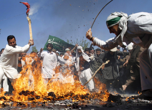 <YONHAP PHOTO-1878> Afghan protestors beat a burning effigy of U.S. President Barack Obama during a demonstration in Jalalabad, Afghanistan on Sunday, April 3, 2011. Afghan protests against the burning of a Quran in Florida entered a third day with a demonstration in the major eastern city Sunday, while the Taliban called on people to rise up, blaming government forces for any violence. (AP Photo/Rahmat Gul)/2011-04-03 18:09:30/ <저작권자 ⓒ 1980-2011 ㈜연합뉴스. 무단 전재 재배포 금지.>
Afghan protestors beat a burning effigy of U.S. President Barack Obama during a demonstration in Jalalabad, Afghanistan on Sunday.
AP-Yonhap News