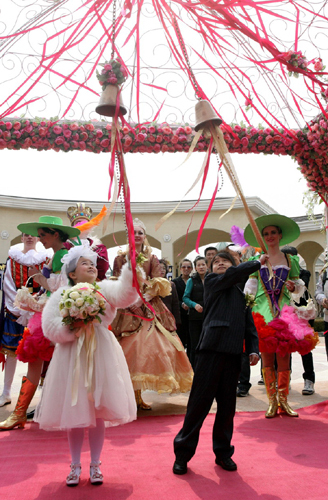 The bride Zhu Jie rings the bell with her groom Qin Xueshi at their wedding. (Xinhua News)