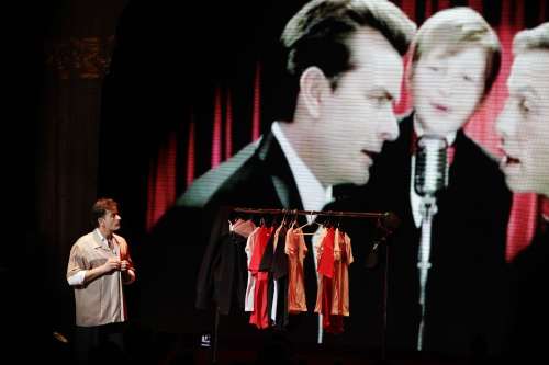 <YONHAP PHOTO-1116> Actor Charlie Sheen looks towards a projection image of "Two and a Half Men" during his performance at the Fox Theatre in Detroit, Saturday, April 2, 2011. Promising "the real story," the 45-year-old former "Two and a Half Men" star hit the road for a month-long, 20-city variety show tour, with the first stop Saturday's sold-out show in Detroit. (AP Photo/Carlos Osorio)/2011-04-03 11:28:16/ <저작권자 ⓒ 1980-2011 ㈜연합뉴스. 무단 전재 재배포 금지.>
Actor Charlie Sheen looks toward a projection image of “Two and a Half Men” during his performance at the Fox Theatre in Detroit, Saturday.  AP-Yonhap News