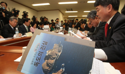 <YONHAP PHOTO-0725> 일본이 모르는 독도의 진실 (서울=연합뉴스) 백승렬 기자 = 한나라당 의원들과 정부 관계자가 4일 국회 의원회관에서 일본 독도 영유권 주장관련 긴급 당정간담회를 열고 대책을 논의하고 있다. 2011. 4. 4 srbaek@yna.co.kr/2011-04-04 12:34:19/ <저작권자 ⓒ 1980-2011 ㈜연합뉴스. 무단 전재 재배포 금지.>
Lawmakers and government officials discuss measures against Japan’s territorial claims over Dokdo at the National Assembly on Monday.  Yonhap News
Lawmakers and government officials discuss measures against Japan’s territorial claims over Dokdo at the National Assembly on Monday.  Yonhap News