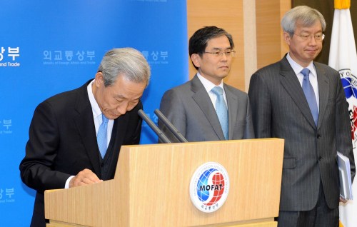 김종훈 외교통상부 통상교섭본부장이 4일 서울 도렴동 외교통상부 합동브리핑룸에서 한·EU 자유무역협정(FTA) 한글본 번역 오류 문제와 관련 대국민 사과를 하고 있다.이상섭babtong@
Trade Minister Kim Jong-hoon bows to apologize for the translation errors in the Korean version of the Korea-E.U. FTA documents at a news conference at the Ministry of Foreign Affairs and Trade in Seoul on Monday.   Lee Sang-sub/The Korea Herald