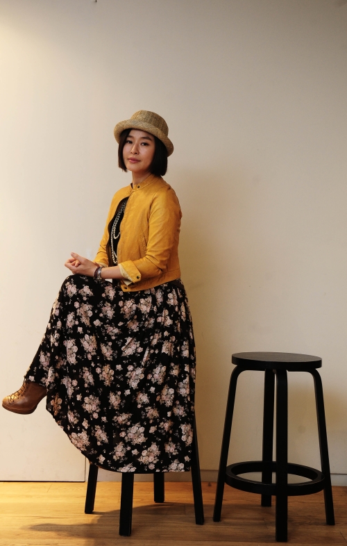 Ye Ji-won (Park Hae-mook/The Korea Herald)예지원(이유정) 영화배우, 탤런트/Armed with guitar, Ye Ji-won ventures into small-stage theater