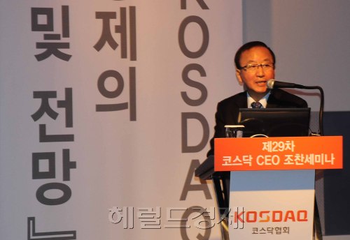 현오석 KDI원장이 5일 오전 서울 코엑스인터컨티넨탈호텔에서 코스닥협회가 주최하는 제29차 코스닥 CEO 조찬세미나에 참석해 최근 우리 경제의 현황 및 전망에 대해 발표를 하고 있다. 박해묵 기자/mook@heraldm.com
현오석 KDI원장이 5일 오전 서울 코엑스인터컨티넨탈호텔에서 코스닥협회가 주최하는 제29차 코스닥 CEO 조찬세미나에 참석해 최근 우리 경제의 현황 및 전망에 대해 발표를 하고 있다. 박해묵 기자/mook@heraldm.com
현오석 KDI원장이 5일 오전 서울 코엑스인터컨티넨탈호텔에서 코스닥협회가 주최하는 제29차 코스닥 CEO 조찬세미나에 참석해 최근 우리 경제의 현황 및 전망에 대해 발표를 하고 있다. 박해묵 기자/mook@heraldm.com