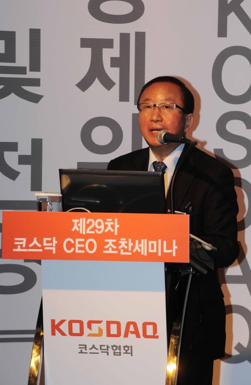 현오석 KDI원장이 5일 오전 서울 코엑스인터컨티넨탈호텔에서 코스닥협회가 주최하는 제29차 코스닥 CEO 조찬세미나에 참석해 최근 우리 경제의 현황 및 전망에 대해 발표를 하고 있다. 박해묵 기자/mook@heraldm.com
현오석 KDI원장이 5일 오전 서울 코엑스인터컨티넨탈호텔에서 코스닥협회가 주최하는 제29차 코스닥 CEO 조찬세미나에 참석해 최근 우리 경제의 현황 및 전망에 대해 발표를 하고 있다. 박해묵 기자/mook@heraldm.com
현오석 KDI원장이 5일 오전 서울 코엑스인터컨티넨탈호텔에서 코스닥협회가 주최하는 제29차 코스닥 CEO 조찬세미나에 참석해 최근 우리 경제의 현황 및 전망에 대해 발표를 하고 있다. 박해묵 기자/mook@heraldm.com
“올 경제 4.2% 성장할 것”