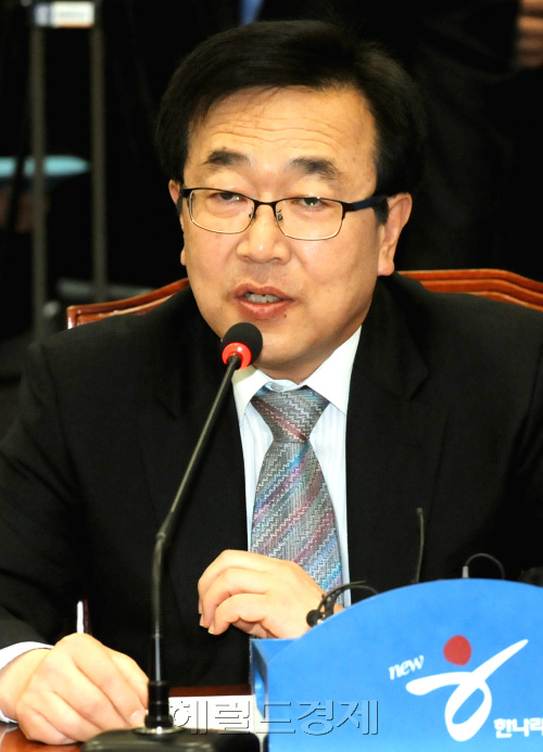 한나라당 서병수 토토사이트 포에버이 5일 오전 국회에서 열린 토토사이트 포에버회의에서 동남권신공항 백지화와 관련,대통령이 사과했으니 당에서도 누군가가 책임져야 한다고 발언하고 있다.양동출dcyang@heraldm.com/110404/
한나라당 서병수 토토사이트 포에버이 5일 오전 국회에서 열린 토토사이트 포에버회의에서 동남권신공항 백지화와 관련,대통령이 사과했으니 당에서도 누군가가 책임져야 한다고 발언하고 있다.양동출dcyang@heraldm.com/110404/