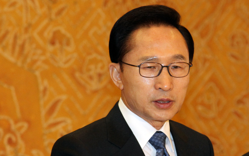 <YONHAP PHOTO-0578> 李대통령 "갈등있는 국책사업, 조속히 결정" (서울=연합뉴스) 김병만 기자 = 이명박 대통령이 4일 오전 청와대에서 참모진에게 이야기하고 있다. 이 대통령은 이날 오전 수석비서관회의에서 "갈등이 있는 국책사업은 가능한 한 조속히 결정해야 한다"고 말했다. 2011.4.4 kimb01@yna.co.kr/2011-04-04 10:56:54/ <저작권자 ⓒ 1980-2011 ㈜연합뉴스. 무단 전재 재배포 금지.>
<YONHAP PHOTO-0578 alt=