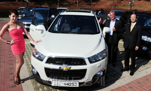 5일 서울 광장동 워커힐 호텔에서 REAL SUV(Sports Utility Vehicle) 쉐보레 캡티바(Captiva) 국내 출시를 공식 선언했다. 캡티바는 3열 시트 기반으로 성인 7명이 여유롭게 승차할 수 있는 넓은 실내 공간을 확보하고 .2리터 VCDi 유로5 디젤엔진과 2.4리터 에코텍 가솔린 엔진은 다양한 첨단 엔진기술을 적용해 부드럽고 파워풀하며 정교한 주행성능을 실현했다. 캡티바 7인승 디젤모델은 LS 모델 일반형(MT) 2,553만원 (2륜 기준), LT모델(AT) 2,941만원 (2륜 기준),  LTZ모델(AT) 3,584 만원 (4륜 기준)이다. 박현구 기자phko@heraldm.com 2011.04.05
한국GM이 국내 출시를 공식 선언한 원스톰 후속 모델인 쉐보레 ‘캡티바(Captiva)’. 캡티바는 3열 시트 기반으로 성인 7명이 여유롭게 승차할 수 있는 넓은 실내 공간을 확보했다.  박현구 기자/phko@heraldm.com