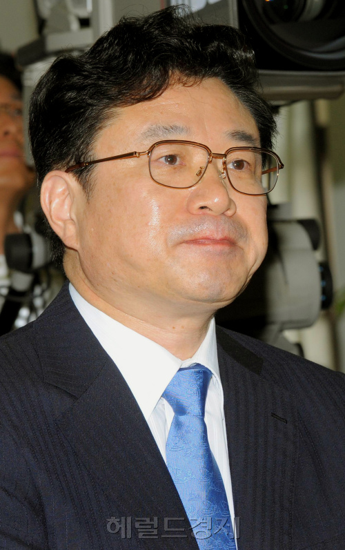 김준규 검찰총장 후보자가 17일 오전 국회 법제사법위원회 회의실에서 열린 인사청문회에서 의원들의 난감한 질의에 곤혹스런 표정을 짓고 있다.양동출dcyang@heraldm.com/090817/