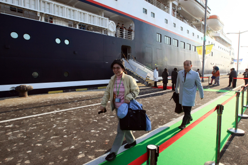 <YONHAP PHOTO-1068> 일본 관광선 닛폰마루 속초항 입항 (속초=연합뉴스) 이종건 기자 = 일본의 2만1천903t급 유람선인 닛폰마루가 5일 오전 관광객과 승무원 등 400여명을 태우고 속초항에 입항한 가운데 관광객들이 배에서 내리고 있다. 2011.4.5 momo@yna.co.kr/2011-04-05 10:41:02/ <저작권자 ⓒ 1980-2011 ㈜연합뉴스. 무단 전재 재배포 금지.>
<YONHAP PHOTO-1068> 일본 관광선 닛폰마루 속초항 입항 (속초=연합뉴스) 이종건 기자 = 일본의 2만1천903t급 유람선인 닛폰마루가 5일 오전 관광객과 승무원 등 400여명을 태우고 속초항에 입항한 가운데 관광객들이 배에서 내리고 있다. 2011.4.5 momo@yna.co.kr/2011-04-05 10:41:02/ <저작권자 ⓒ 1980-2011 ㈜연합뉴스. 무단 전재 재배포 금지.>
일본의 2만1903t급 유람선인 닛폰마루가 5일 오전 관광객과 승무원 등 400여명을 태우고 속초항에 입항한 가운데 관광객들이 배에서 내리고 있다. [연합뉴스]