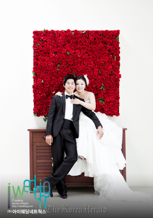 Jang Jeong (right) and Lee Jun-sik
iWedding Networks/Yonhap News
