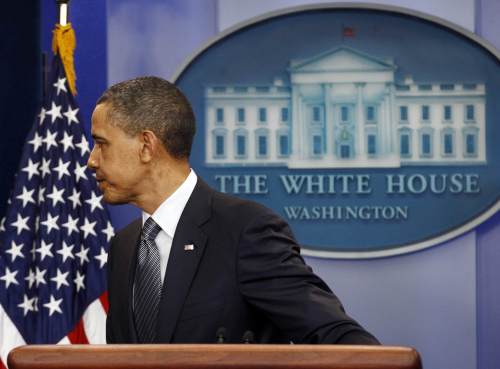 <YONHAP PHOTO-0494> U.S. President Barack Obama leaves a news conference at the White House in Washington, April 5 , 2011. REUTERS/Jim Young (UNITED STATES - Tags: POLITICS)/2011-04-06 07:30:43/ <저작권자 ⓒ 1980-2011 ㈜연합뉴스. 무단 전재 재배포 금지.>
버락 오바마 미국 대통령이 5일 백악관에서 기자회견을 한 뒤 떠나고 있다. 오바마 대통령은 예산안 처리시한이 사흘 앞으로 다가왔지만 합의가 이뤄지지 않자 공화ㆍ민주당의 조속한 합의를 촉구했다.  ［워싱턴=로이터연합뉴스］