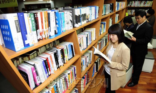 송파구청이 6일 오전 읽고난 신간도서를 가져오면 책값의 50%를 돌려주는 4월 북리펀드의 날 행사를 가지고 있다. 참여를 원하는 주민들은 마지막 발간일 18개월 이내의 신간도서를 기증하면 책값의 50%를 돌려준다. 박해묵 기자/mook@heraldm.com
송파구청이 6일 오전 읽고난 신간도서를 가져오면 책값의 50%를 돌려주는 4월 북리펀드의 날 행사를 가지고 있다. 참여를 원하는 주민들은 마지막 발간일 18개월 이내의 신간도서를 기증하면 책값의 50%를 돌려준다. 박해묵 기자/mook@heraldm.com
송파구청이 6일 오전 읽고난 신간도서를 가져오면 책값의 50%를 돌려주는 4월 북리펀드의 날 행사를 가지고 있다. 참여를 원하는 주민들은 마지막 발간일 18개월 이내의 신간도서를 기증하면 책값의 50%를 돌려준다. 박해묵 기자/mook@heraldm.com