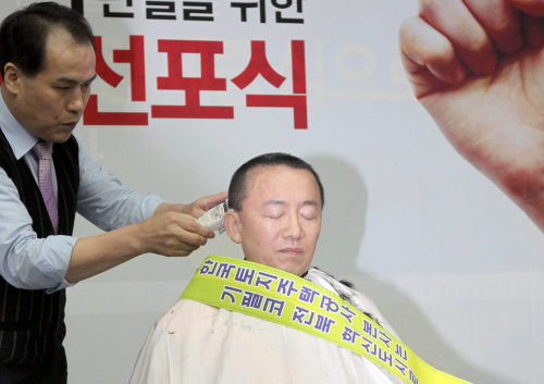<YONHAP PHOTO-0836> LH 분산배치 촉구...삭발하는 김완주 전북지사 (전주=연합뉴스) 김동철 기자 = 김완주 전북도지사가 한국토지주택공사(LH) 본사의 분산배치를 촉구하며 삭발을 결행했다. 김 지사는 6일 LH 본사유치추진 비상대책위원회와 함께 도청 브리핑실에서 '범도민 비상시국 선포식'을 열고 "정부의 분산배치 원칙이 흔들리고 있다"면서 "특정지역이 승자독식하는 일은 없도록 한층 절박한 심정으로 분산배치를 위한 싸움에 동참해달라"고 도민에게 호소한 뒤 삭발했다. 2011.4.6 sollenso@yna.co.kr/2011-04-06 10:13:41/ <저작권자 ⓒ 1980-2011 ㈜연합뉴스. 무단 전재 재배포 금지.>
<YONHAP PHOTO-0836> LH 분산배치 촉구...삭발하는 김완주 전북지사 (전주=연합뉴스) 김동철 기자 = 김완주 전북도지사가 한국토지주택공사(LH) 본사의 분산배치를 촉구하며 삭발을 결행했다. 김 지사는 6일 LH 본사유치추진 비상대책위원회와 함께 도청 브리핑실에서 '범도민 비상시국 선포식'을 열고 "정부의 분산배치 원칙이 흔들리고 있다"면서 "특정지역이 승자독식하는 일은 없도록 한층 절박한 심정으로 분산배치를 위한 싸움에 동참해달라"고 도민에게 호소한 뒤 삭발했다. 2011.4.6 sollenso@yna.co.kr/2011-04-06 10:13:41/ <저작권자 ⓒ 1980-2011 ㈜연합뉴스. 무단 전재 재배포 금지.>
김완주 전북도지사가 6일 한국토지주택공사(LH) 본사의 분산배치를 촉구하며 삭발을 결행했다.  ［전주=연합뉴스］
