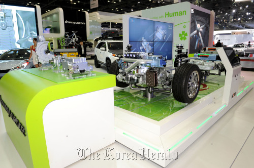 A model shows the mechanics behind hybrid electric vehicles.