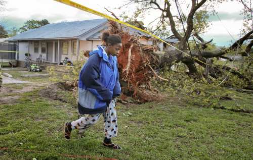 <YONHAP PHOTO-0723> Marcie Moorer, whose 4-year-old son Alix Bonhomme III, was killed along with his father Alix Bonhomme Jr., walks near a downed tree in Jackson, Ga., on Tuesday, Apr. 5, 2011. At least six people died in the South as fast-moving spring storms packing high winds, hail and lightning blew through the region, uprooting trees and knocking out power to hundreds of thousands, including in metro Atlanta. (AP Photo/Atlanta Journal & Constitution, John Spink) MARIETTA DAILY OUT; GWINNETT DAILY POST OUT/2011-04-06 08:35:40/ <저작권자 ⓒ 1980-2011 ㈜연합뉴스. 무단 전재 재배포 금지.>
Marcie Moorer, whose 4-year-old son was killed along with his father walks near a downed tree in Jackson, Georgia on Tuesday.  AP-Yonhap News