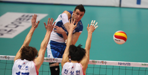 <YONHAP PHOTO-2119> 공격하는 가빈 (인천=연합뉴스) 하사헌 기자 = 4일 오후 인천 도원시립체육관에서 열린 프로배구 2010-2011 V-리그 남자부 대한항공과 삼성화재의 챔피언결정전 2차전. 삼성화재 가빈이 대한항공 에반과 진상헌의 블로킹을 따돌리는 강스파이크를 날리고 있다. 2011.4.4 toadboy@yna.co.kr/2011-04-04 21:22:37/ <저작권자 ⓒ 1980-2011 ㈜연합뉴스. 무단 전재 재배포 금지.>
Gavin Schmitt spikes a ball during the championship finals against the Korean Air Jumbos in Incheon, Tuesday.  Yonhap News