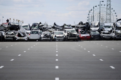 <YONHAP PHOTO-2041> FILE - In this Monday March 28, 2011 file photo, new vehicles damaged by the March 11 tsunami waters sit lined in a Toyota parking lot at the Sendai port, Miyagi Prefecture, northeastern Japan. Japan's car sales plunged nearly 40 percent in March following the tsunami and nuclear disaster, an industry group said Friday April 1, 2011. Automakers sold 279,389 cars in Japan last month, down 37 percent _ the biggest ever year-on-year drop for March, the Japan Automobile Dealers Association said. (AP Photo/Wally Santana, File)/2011-04-01 17:20:43/ <저작권자 ⓒ 1980-2011 ㈜연합뉴스. 무단 전재 재배포 금지.>
New vehicles damaged by the March 11 tsunami waters sit in a Toyota parking lot at the Sendai port, northeastern Japan.  AP-Yonhap News