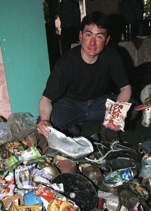 <YONHAP PHOTO-1180> FILE - In this May 25, 2001 file photo, Japanese mountaineer Ken Noguchi shows a part of the 1,600 kilograms (5,280 pounds) of garbage he brought back from Mount Everest, in Katmandu. A team of mountaineers led by a veteran Sherpa guide flew Wednesday, April 6, 2011 to Mount Everest on an expedition to clear away tons of trash left on the world's highest peak. (AP Photo/Binod Joshi, File)/2011-04-06 13:10:04/ <저작권자 ⓒ 1980-2011 ㈜연합뉴스. 무단 전재 재배포 금지.>
Japanese mountaineer Ken Noguchi shows some of the 1,600 kilograms of garbage he brought back from Mount Everest in Katmandu.  AP-Yonhap News