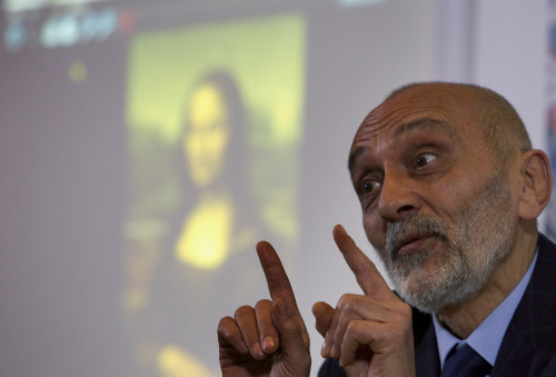<YONHAP PHOTO-2292> FILE - This Feb. 2, 2011 file photo shows art historian and researcher Silvano Vinceti gesturing as an image of Italian artist Leonardo da Vinci's "Mona Lisa" painting is projected in background, during a press conference, in Rome. Italian researchers have announced, Tuesday, April 5, 2011, a plan to dig up bones in a Florence convent in hopes of identifying the remains of a Renaissance woman long believed to be the model for the Mona Lisa. The researchers hope that the project can help answer some of the enduring mysteries surrounding Leonardo da Vinci's masterpiece, including whether the woman, Lisa Gherardini, was indeed the model. Project leader Silvano Vinceti said the excavations in the Convent of St. Ursula, in central Florence, are scheduled to begin at the end of April. (AP Photo/Andrew Medichini, files)/2011-04-05 20:59:58/ <저작권자 ⓒ 1980-2011 ㈜연합뉴스. 무단 전재 재배포 금지.>
Art historian and researcher Silvano Vinceti with an image of Leonardo da Vinci’s “Mona Lisa” painting in the background during a press conference in Rome.  AP-Yonhap News