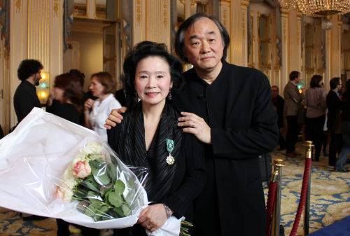 Yoon Jeong-hee poses with her husband Paik Kun-woo after being
awarded “Officier dans l’Ordre des Arts et des Lettres” during
a ceremony at the Culture Ministry in Paris, Tuesday. (Yonhap News)