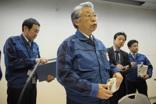 Tokyo Electric Power Co. Executive Vice President Takashi Fujimoto (front) attends a press conference at the company’s headquarters in
Tokyo on Tuesday. (Xinhua-Yonhap News)