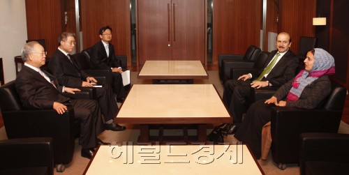 손경식(왼쪽 맨앞) 대한상공회의소 회장은 6일 서울 남대문로 상의회관에서 셰이카 루브나 빈트 칼리드 알 카시미 아랍에미리트(UAE) 통상부 장관의 예방을 받고 양국 간 경제협력 증진방안에 대해 논의했다.