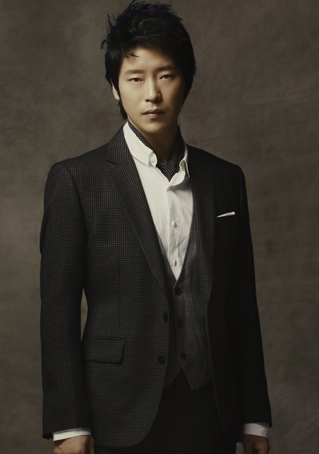 엄기준 뮤지컬배우,탤런트  / 뮤지컬 ‘몬테크리스토’의 배우 엄기준 “천천히 가면 빨리 가는 사람보다 더 자세히 많은 것을 볼 수 있어요.”