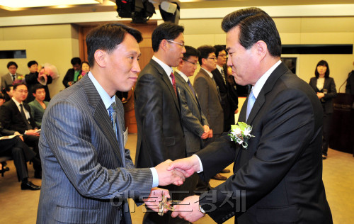 한국신문협회(회장 김재호)한국신문방송편집인협회(회장 박보균) 한국기자협회 (우장균)가 공동으로 주관한 제55회 신문의 날 기념식이 6일 프레스센터에서 열렸다. 이날행사에서 송광석 신문협회부회장이 헤럴드경제 경영지원국 이동호 부장에게신문협회상을수여하고있다.2011.04.06.
한국신문협회(회장 김재호)한국신문방송편집인협회(회장 박보균) 한국기자협회 (우장균)가 공동으로 주관한 제55회 신문의 날 기념식이 6일 프레스센터에서 열렸다. 이날행사에서 송광석 신문협회부회장이 헤럴드경제 경영지원국 이동호 부장에게신문협회상을수여하고있다.2011.04.06.