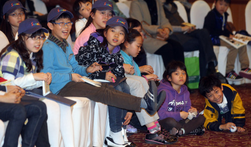<YONHAP PHOTO-1914> 내일은 나도 기자 (서울=연합뉴스) 한상균 기자 = 6일 서울 세종문화회관에서 열린 '내친구 서울 어린이기자 위촉식'에서 형, 누나를 따라 온 어린이들이 바닥에 앉아 있다. 이번에 선발된 어린이들은 어린이기자 커뮤니티에 기사쓰기를 할 수 있으며 우수한 기사는 서울시가 월 50만부를 발간하는 어린이 신문 '내친구 서울'에 게재된다. 2011.4.6 xyz@yna.co.kr/2011-04-06 17:08:05/ <저작권자 ⓒ 1980-2011 ㈜연합뉴스. 무단 전재 재배포 금지.>
<YONHAP PHOTO-1914> 내일은 나도 기자 (서울=연합뉴스) 한상균 기자 = 6일 서울 세종문화회관에서 열린 '내친구 서울 어린이기자 위촉식'에서 형, 누나를 따라 온 어린이들이 바닥에 앉아 있다. 이번에 선발된 어린이들은 어린이기자 커뮤니티에 기사쓰기를 할 수 있으며 우수한 기사는 서울시가 월 50만부를 발간하는 어린이 신문 '내친구 서울'에 게재된다. 2011.4.6 xyz@yna.co.kr/2011-04-06 17:08:05/ <저작권자 ⓒ 1980-2011 ㈜연합뉴스. 무단 전재 재배포 금지.>
신문의 날을 하루 앞둔 6일 서울 세종문화회관에서 ‘내친구 서울 어린이기자 위촉식’이 오세훈 시장이 참석한 가운데 성황리에 열렸다. 선발된 어린이들은 어린이기자 커뮤니티에 기사쓰기를 할 수 있으며 우수한 기사는 서울시가 월 50만부를 발간하는 어린이 신문 ‘내친구 서울’에 게재된다.  ［연합뉴스］