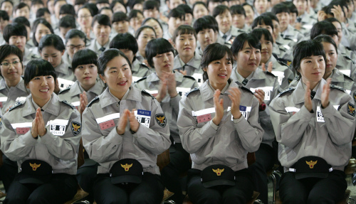 <YONHAP PHOTO-2739> 강의 듣는 신임순경 교육생 (서울=연합뉴스) 6일 충북 충주시 중앙경찰학교에서 신임순경 교육생들이 조현오 경찰청장의 특강을 듣고 있다. 2011.4.6 photo@yna.co.kr/2011-04-06 21:53:44/ <저작권자 ⓒ 1980-2011 ㈜연합뉴스. 무단 전재 재배포 금지.>
<YONHAP PHOTO-2739> 강의 듣는 신임순경 교육생 (서울=연합뉴스) 6일 충북 충주시 중앙경찰학교에서 신임순경 교육생들이 조현오 경찰청장의 특강을 듣고 있다. 2011.4.6 photo@yna.co.kr/2011-04-06 21:53:44/ <저작권자 ⓒ 1980-2011 ㈜연합뉴스. 무단 전재 재배포 금지.>