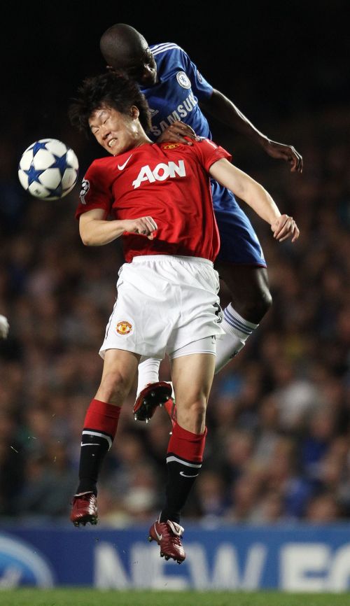 <YONHAP PHOTO-0400> Manchester United's South Korean midfielder Park Ji-Sung (L) vies with Chelsea's Brazilian midfielder Ramires (R) during their UEFA Champions League Quarter Final, 1st leg football match at Stamford Bridge, in London, on April 6, 2011. AFP PHOTO/ADRIAN DENNIS /2011-04-07 05:22:53/ <저작권자 ⓒ 1980-2011 ㈜연합뉴스. 무단 전재 재배포 금지.>
Manchester United’s Park Ji-sung (left) and Chelsea’s Ramires vie for the ball.
AFP-Yonhap News