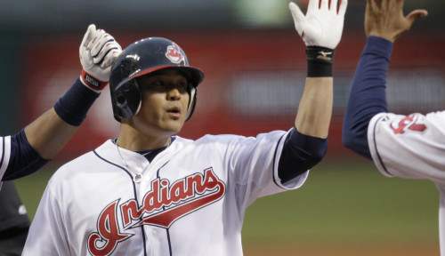 <YONHAP PHOTO-0714> Cleveland Indians' Shin-Soo Choo is congratulated by teammates after hitting a two-run home run off Boston Red Sox's Daisuke Matsuzaka in the first inning of a baseball game Wednesday, April 6, 2011, in Cleveland. (AP Photo/Tony Dejak)/2011-04-07 09:48:33/ <저작권자 ⓒ 1980-2011 ㈜연합뉴스. 무단 전재 재배포 금지.>
Cleveland Indians right fielder Choo Shin-soo is congratulated by teammates after hitting a two-run home run.  AP-Yonhap News