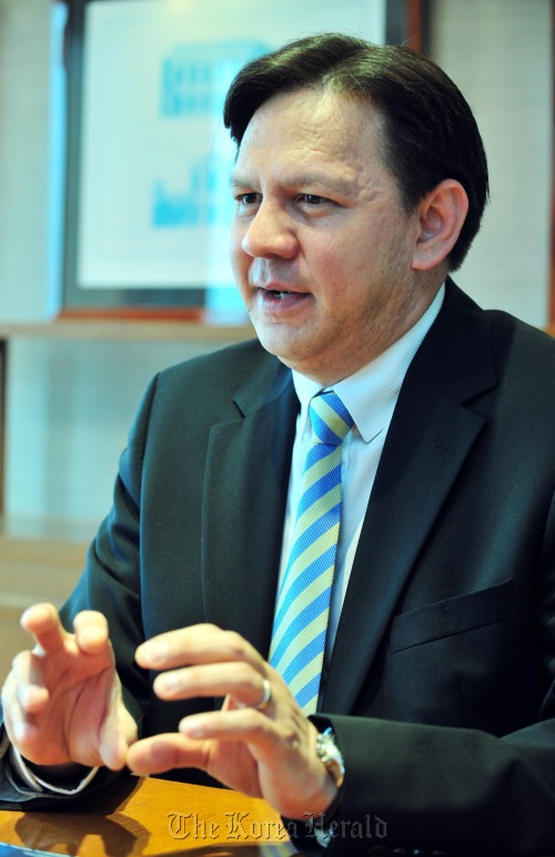 샌디 몬테이로 유니버셜뮤직 아시아사장<br />김명섭 기자 msiron@
Sandy Monteiro, president of South East Asia of Universal Music Group International, speaks during an interview with The Korea Herald in Seoul on Monday. Kim Myung-sub/The Korea Herald